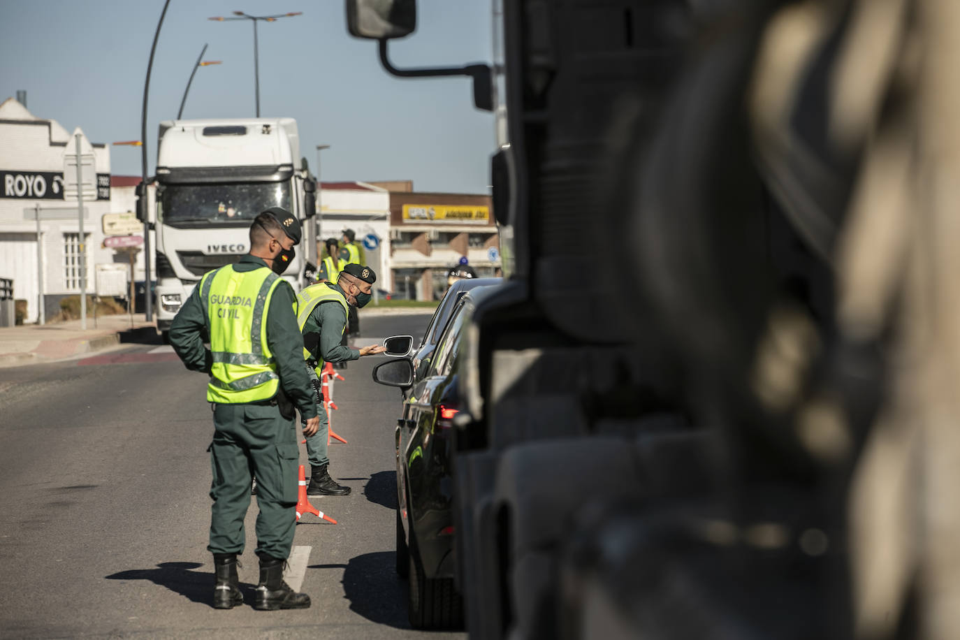 Controles a la entrada y salida de la ciudad riojabajeña, que ha vuelto a un punto entre la fase 1 y 2 para intentarcontener la epidemia