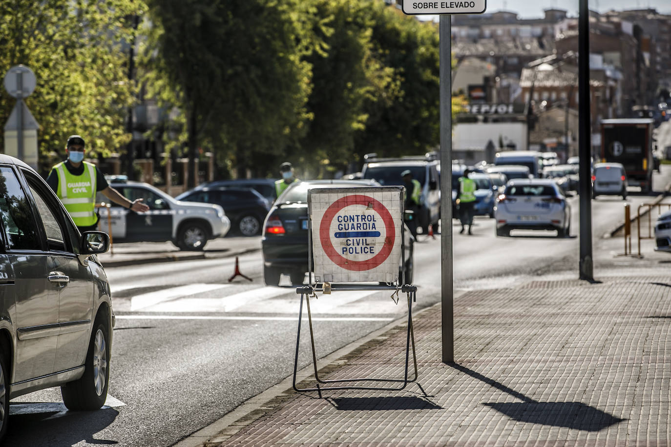 Controles a la entrada y salida de la ciudad riojabajeña, que ha vuelto a un punto entre la fase 1 y 2 para intentarcontener la epidemia