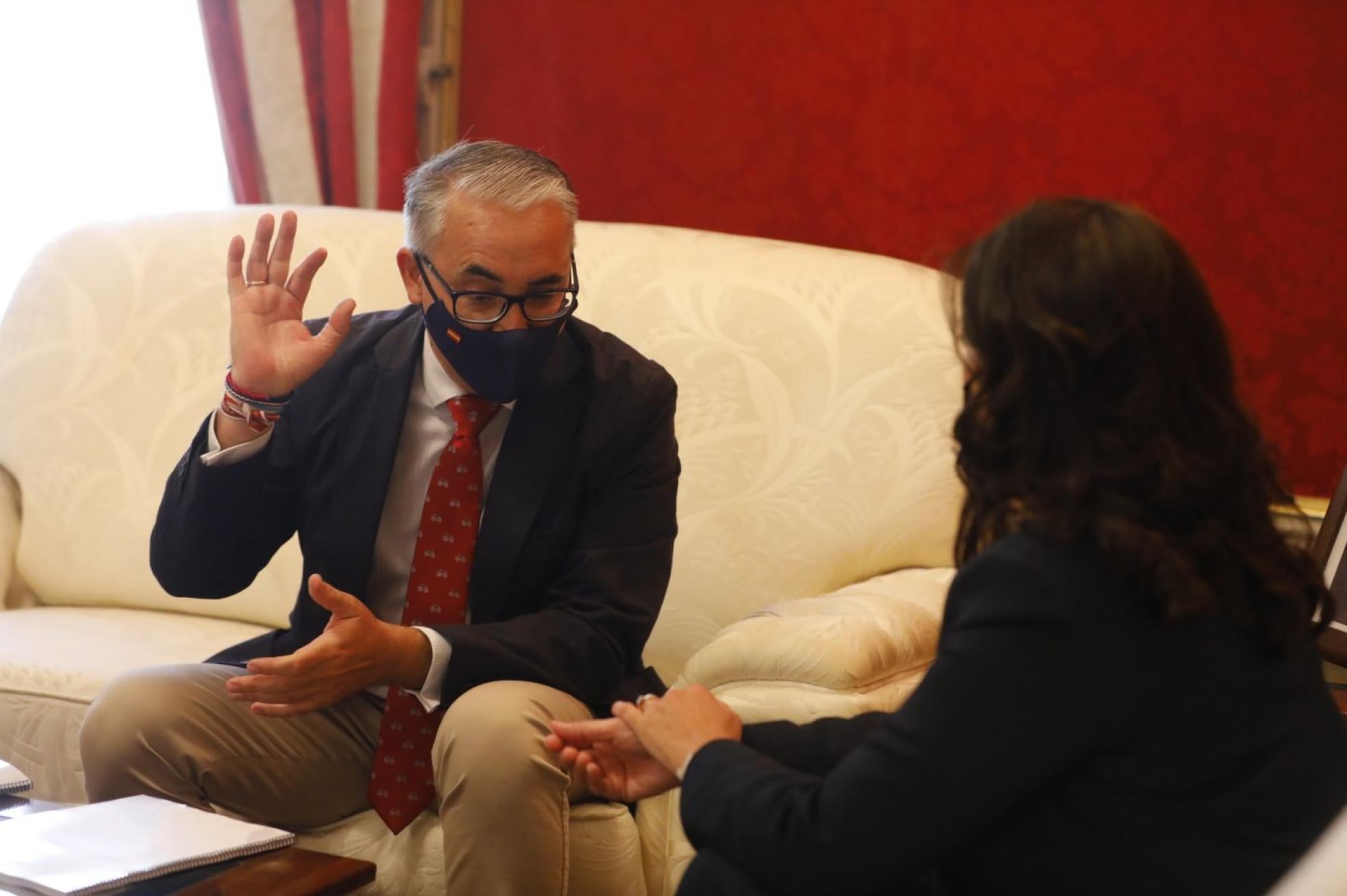 Jesús Ángel Garrido (PP) durante su charla con la presidenta. 