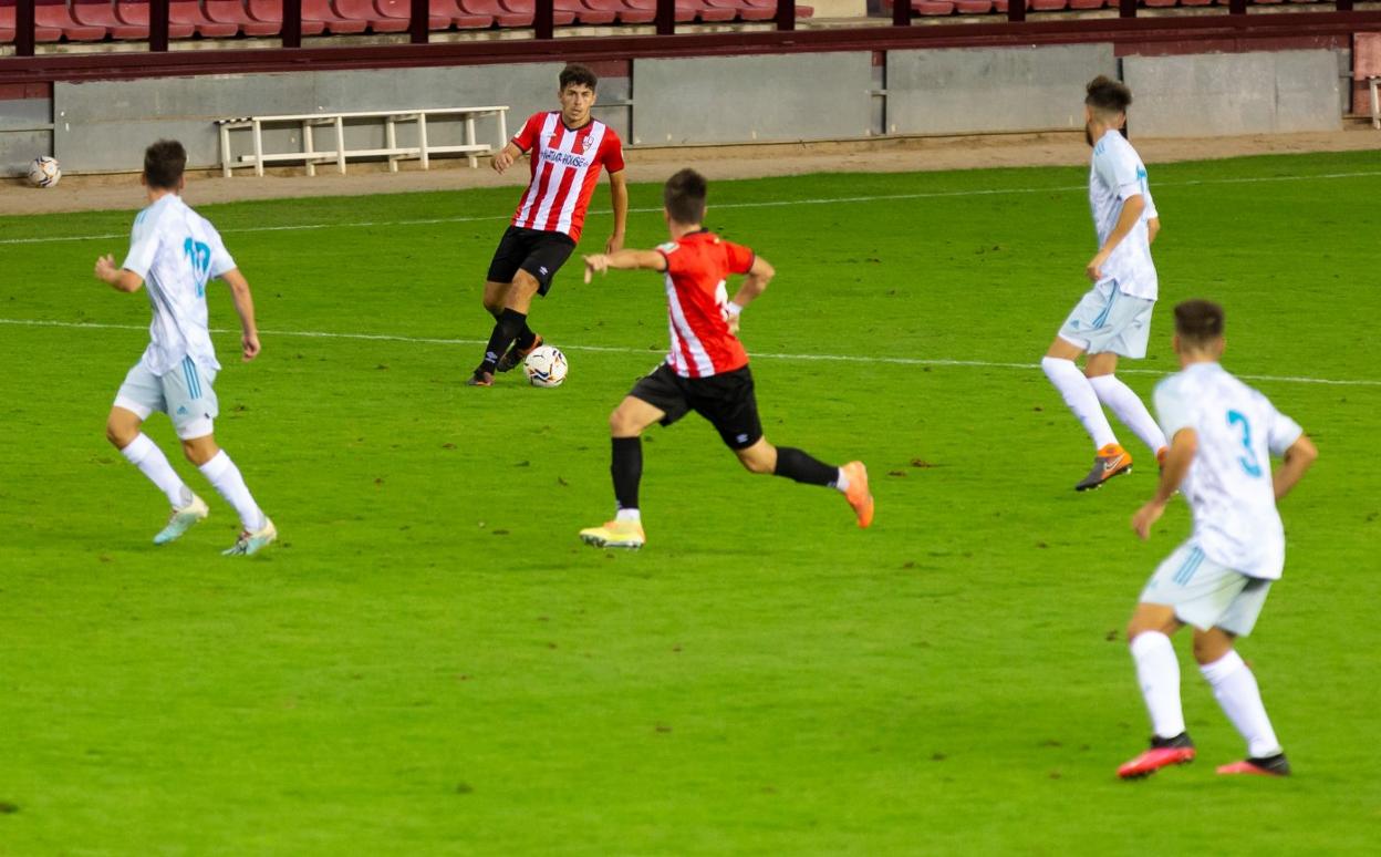 Sergio García avanza con el balón en el partido del pasado domingo en Las Gaunas. 