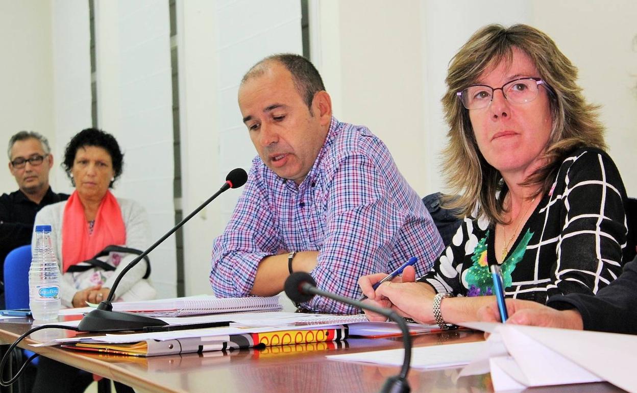 Modesto Fernández y Teresa Martínez durante un pleno de la pasada legislatura en el Ayuntamiento de Villamediana. 