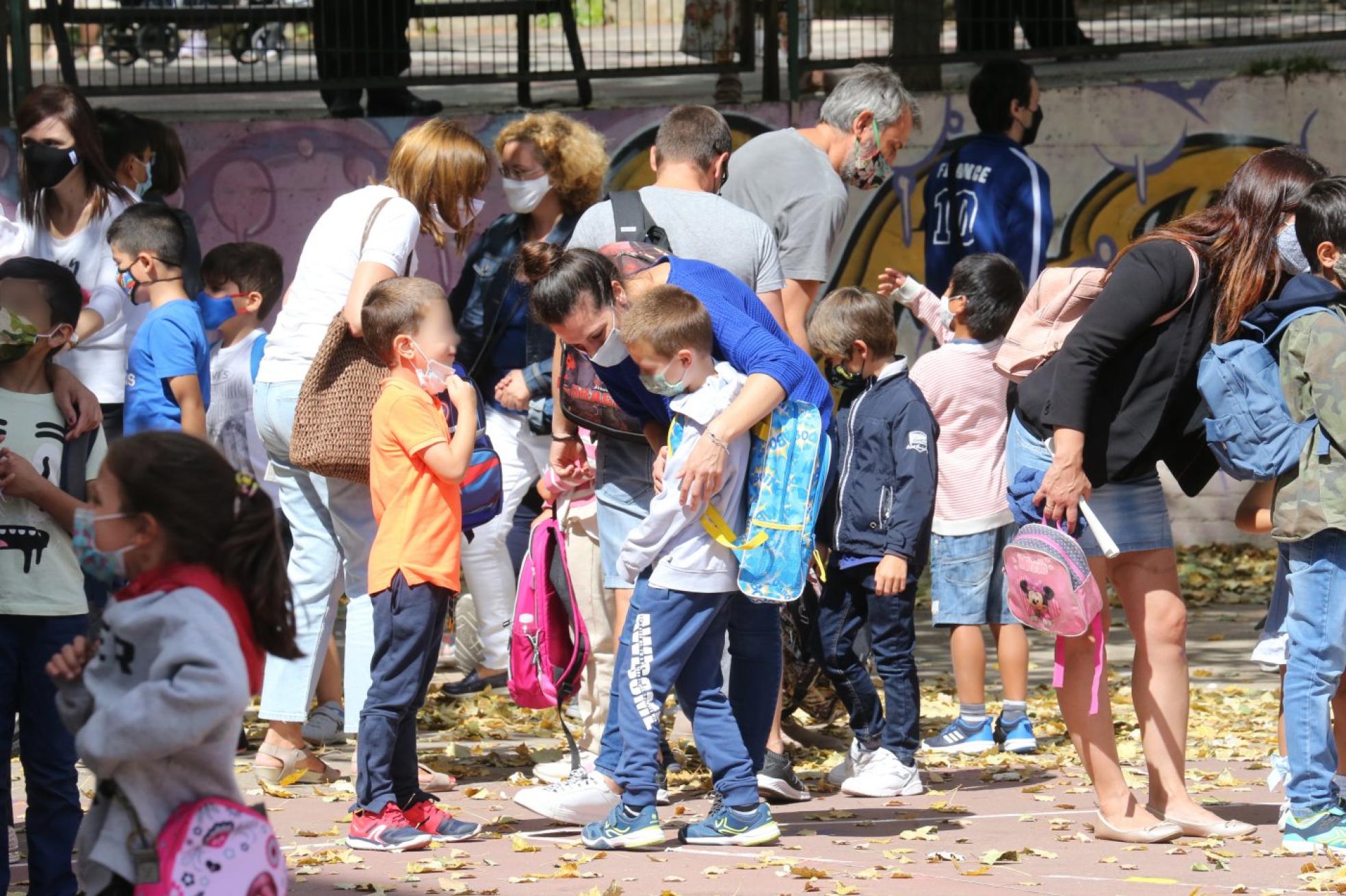 Curso. Padres y pequeños, el pasado lunes, el primer día de clase de este curso. 