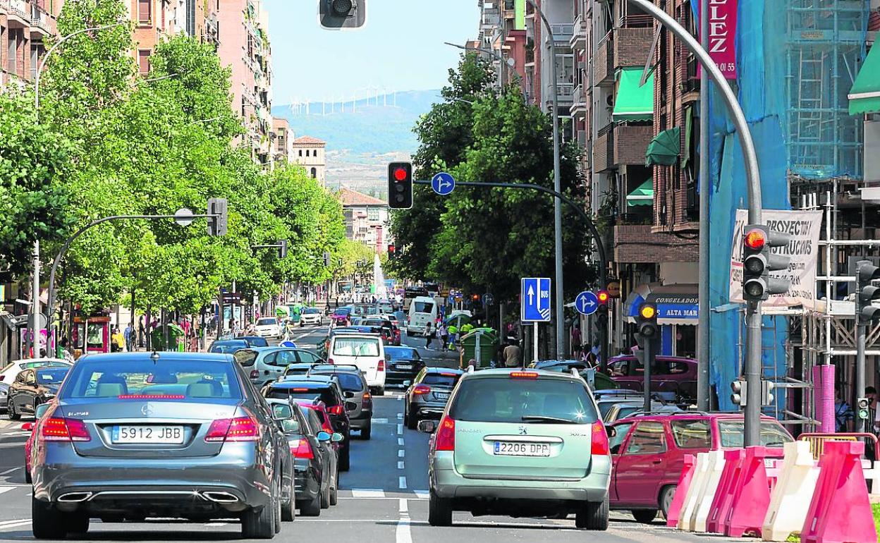 Imagen de Vara de Rey, este viernes, desde la confluencia con Duques de Nájera pendiente de reurbanización.
