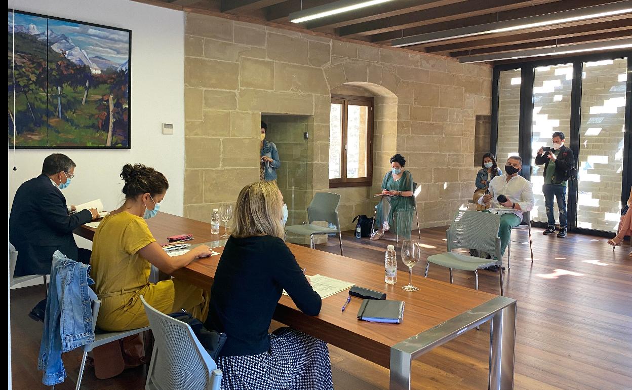 Reunión en Haro de las residencias de la Rioja Alta con las autoridades. 