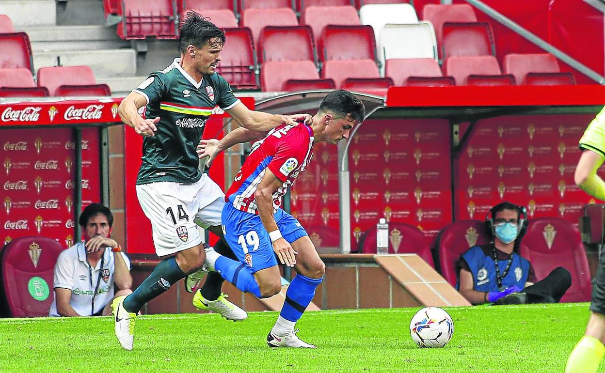 Errasti, durante el partido en El Molinón.