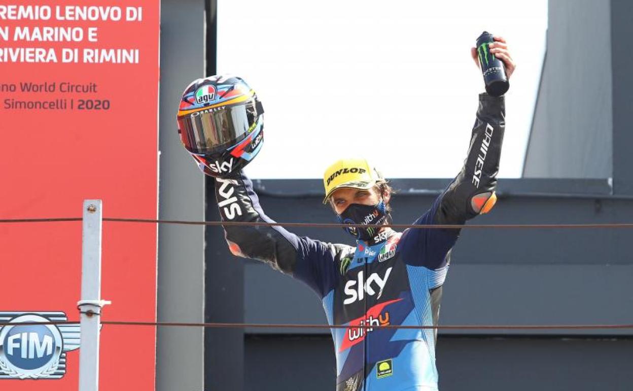 Luca Marini celebra su victoria. 