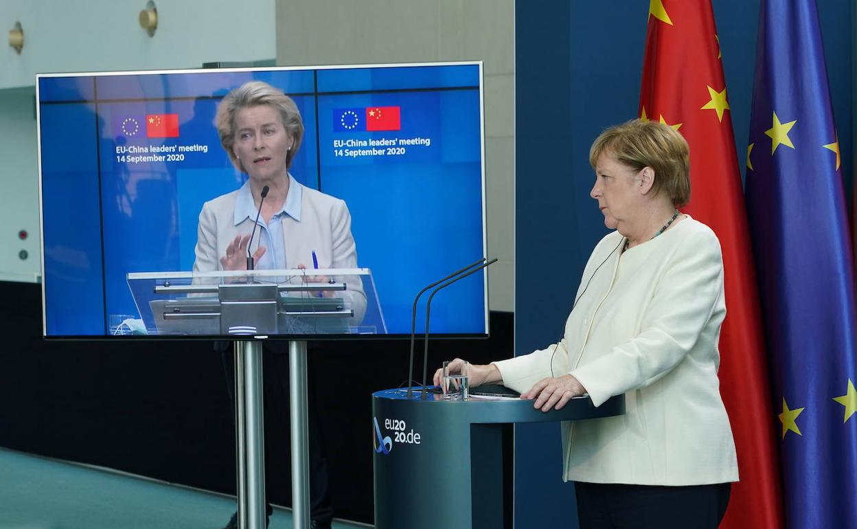 Ursula von der Leyen y Angela Merkel atienden a la prensa tras la cumbre de la UE con China.