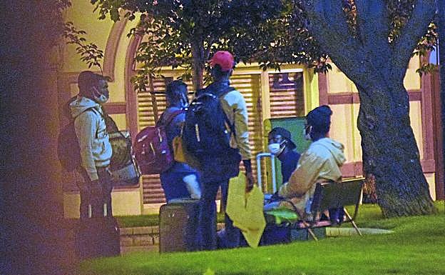 Temporeros antes de buscar acomodo en torno a la estación.