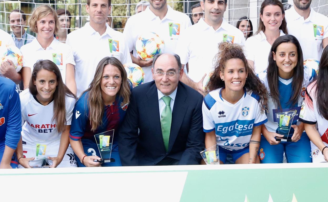 Ignacio Galán con deportistas de II Primera Iberdrola.