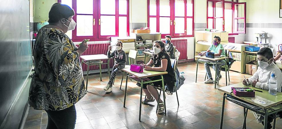 Susana González, tutora del colegio de Grávalos, imparte una clase a seis de sus ocho alumnos de cuatro niveles educativos. 