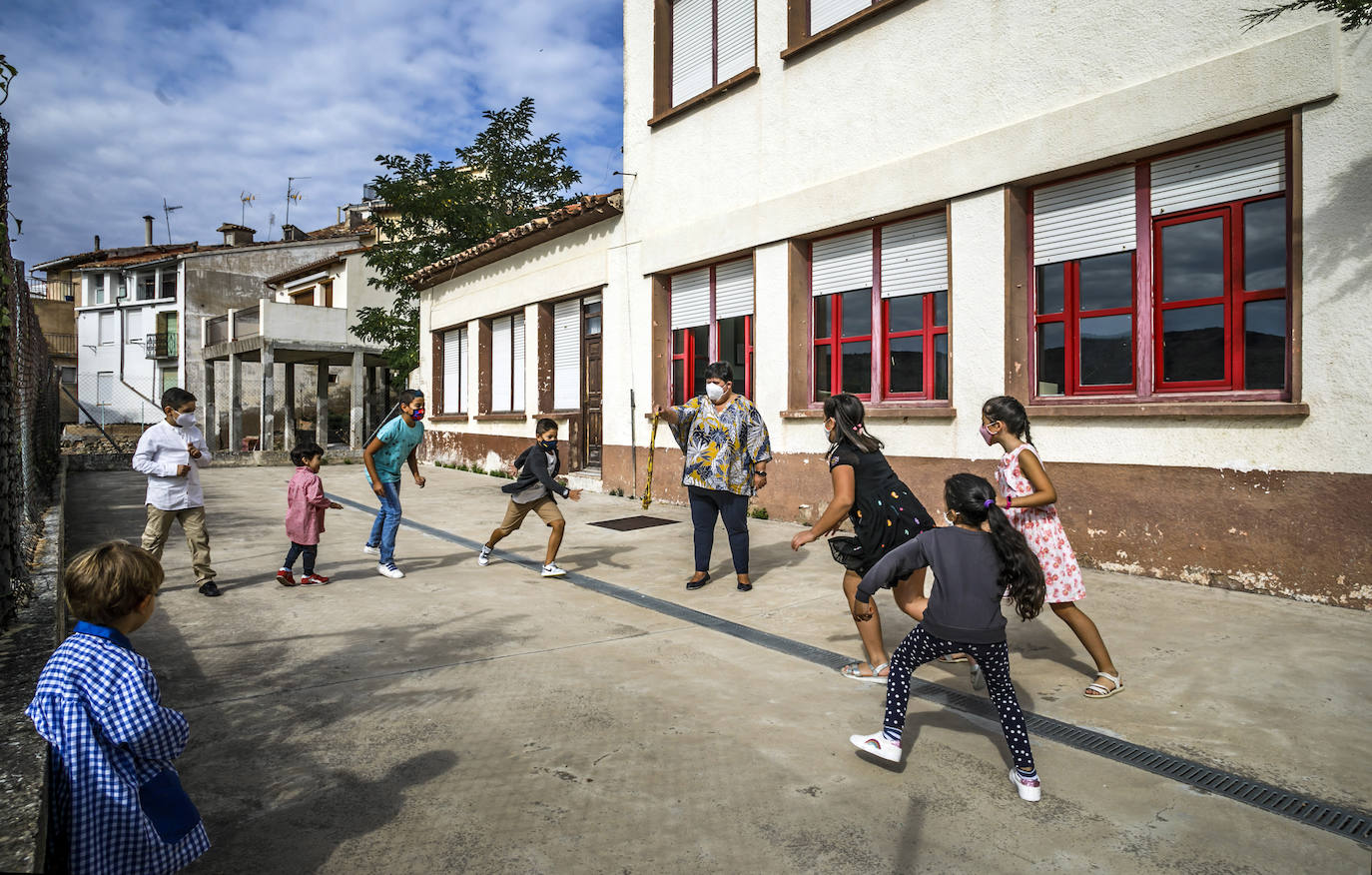 Los ocho únicos alumnos de la prácticamente única aula del colegio de Grávalos, que pertenece al CRA Valle de Linares, son unos privilegiados en tiempos de pandemia