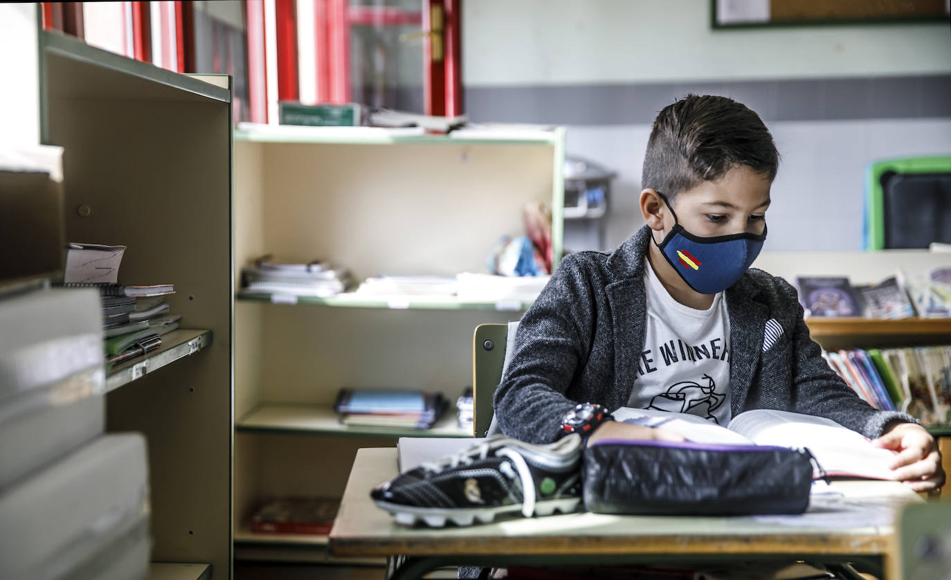 Los ocho únicos alumnos de la prácticamente única aula del colegio de Grávalos, que pertenece al CRA Valle de Linares, son unos privilegiados en tiempos de pandemia