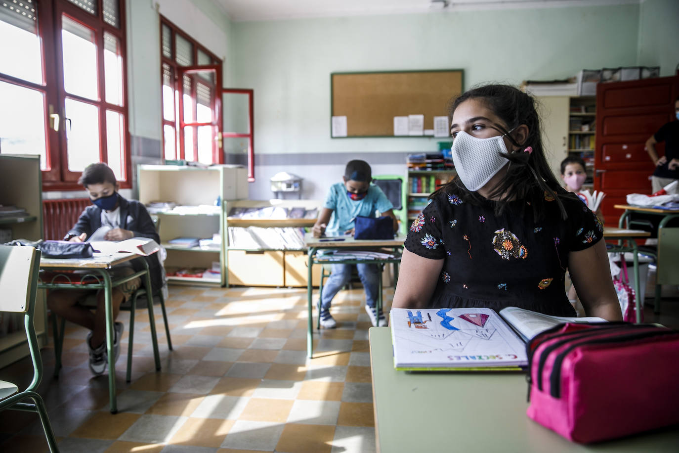 Los ocho únicos alumnos de la prácticamente única aula del colegio de Grávalos, que pertenece al CRA Valle de Linares, son unos privilegiados en tiempos de pandemia