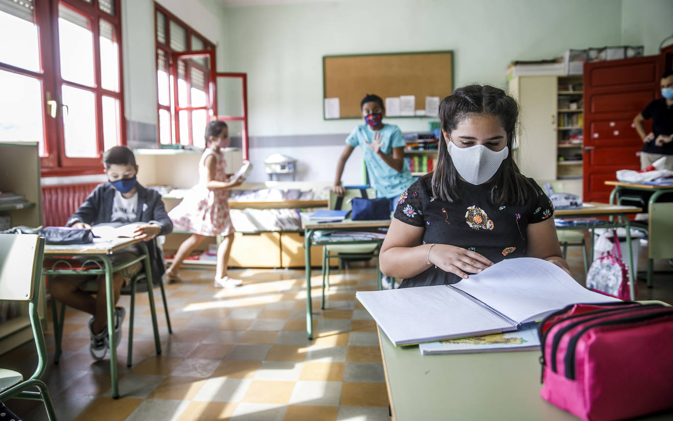 Los ocho únicos alumnos de la prácticamente única aula del colegio de Grávalos, que pertenece al CRA Valle de Linares, son unos privilegiados en tiempos de pandemia