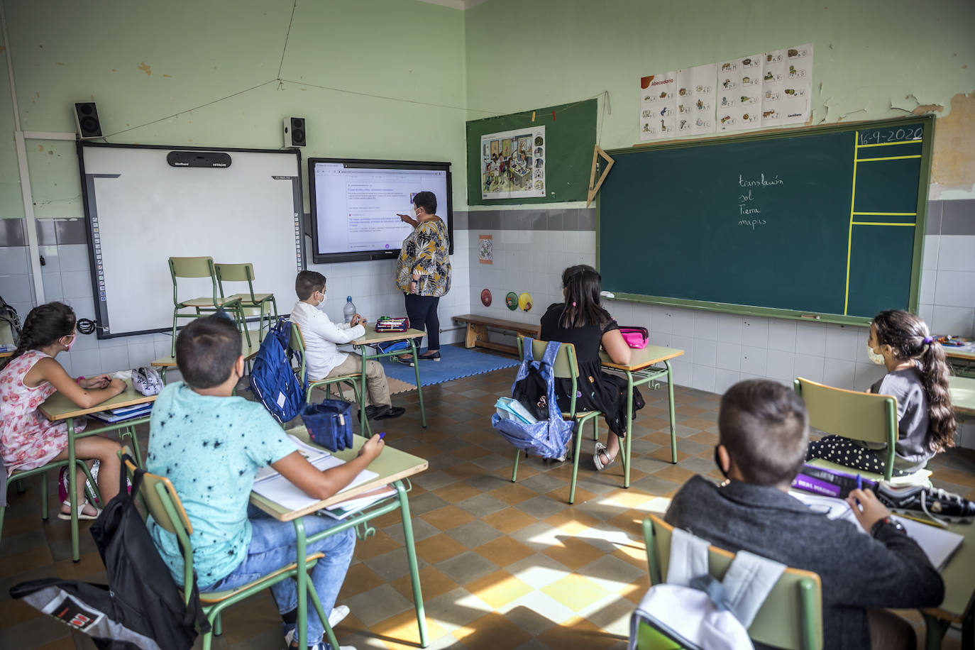 Los ocho únicos alumnos de la prácticamente única aula del colegio de Grávalos, que pertenece al CRA Valle de Linares, son unos privilegiados en tiempos de pandemia