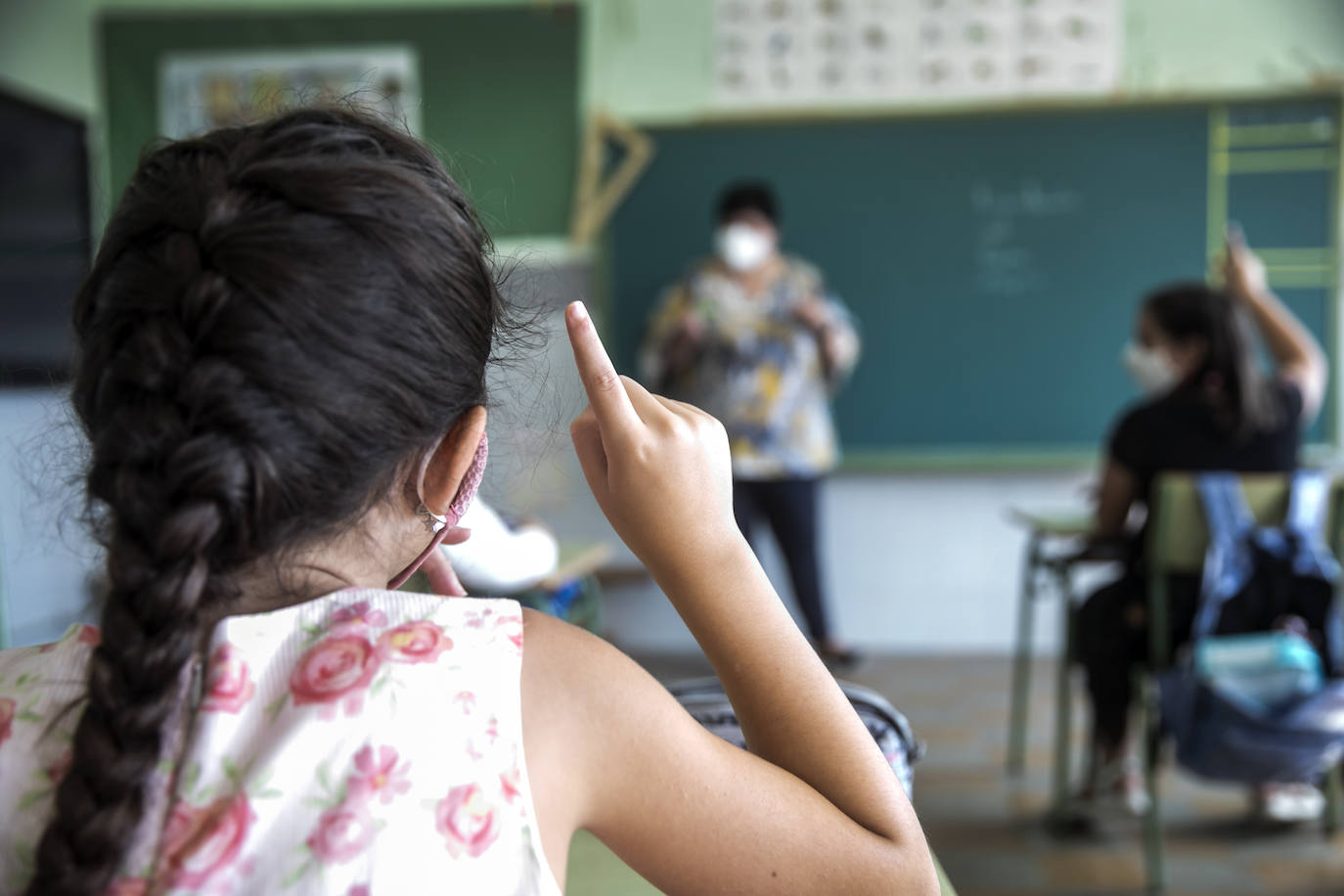 Los ocho únicos alumnos de la prácticamente única aula del colegio de Grávalos, que pertenece al CRA Valle de Linares, son unos privilegiados en tiempos de pandemia