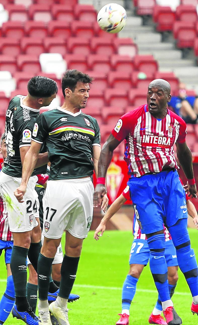 Andy pelea con Babin en un duelo aéreo en El Molinón. 