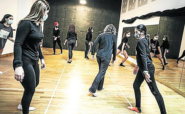 Distancia y mascarilla condicionan las clases en Dinámica Teatral.