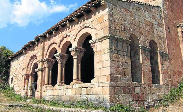 Galería porticada de la ermita de San Cristóbal, en Canales de la Sierra.