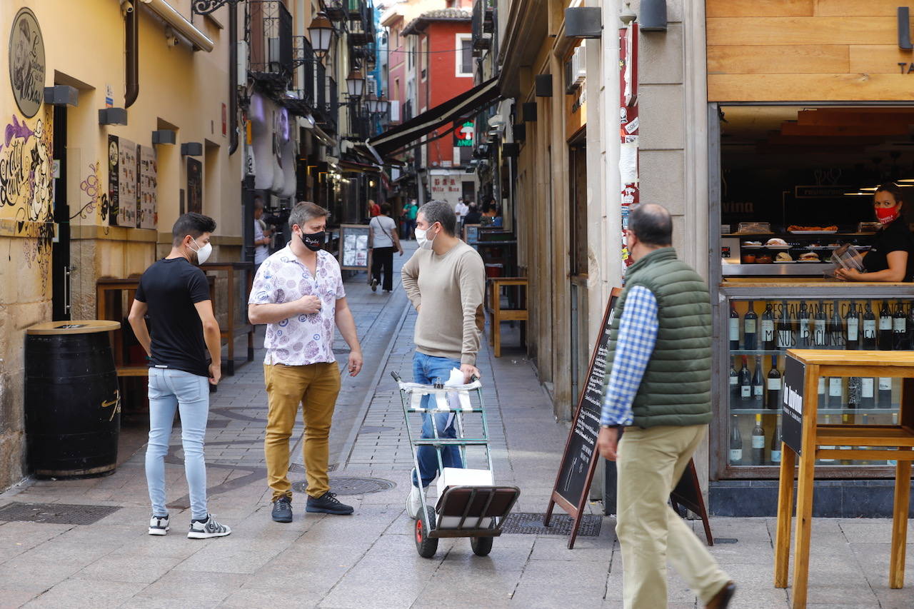 Comercios cerrados, bares a medias, algún pañuelo... Así están este día de San Mateo las calles de Logroño.