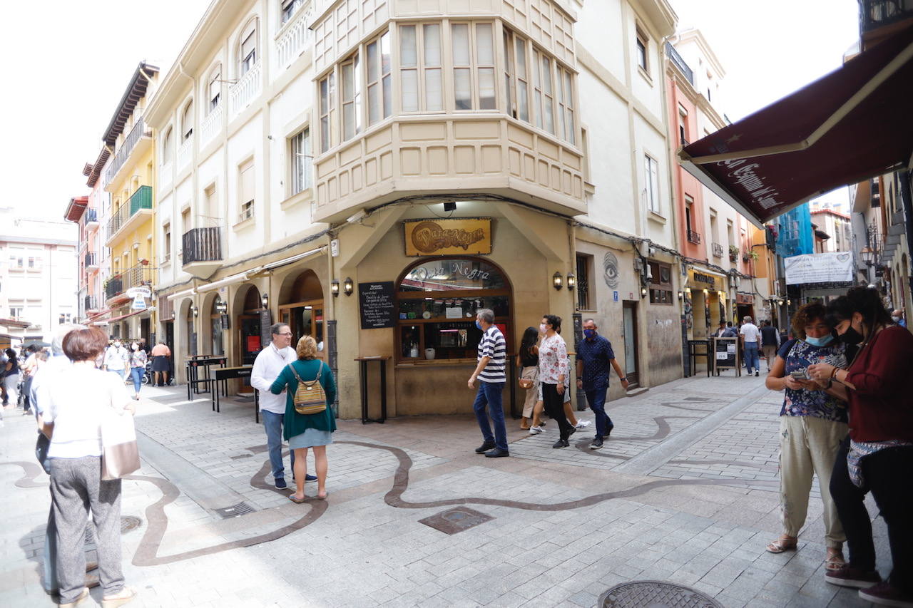 Comercios cerrados, bares a medias, algún pañuelo... Así están este día de San Mateo las calles de Logroño.