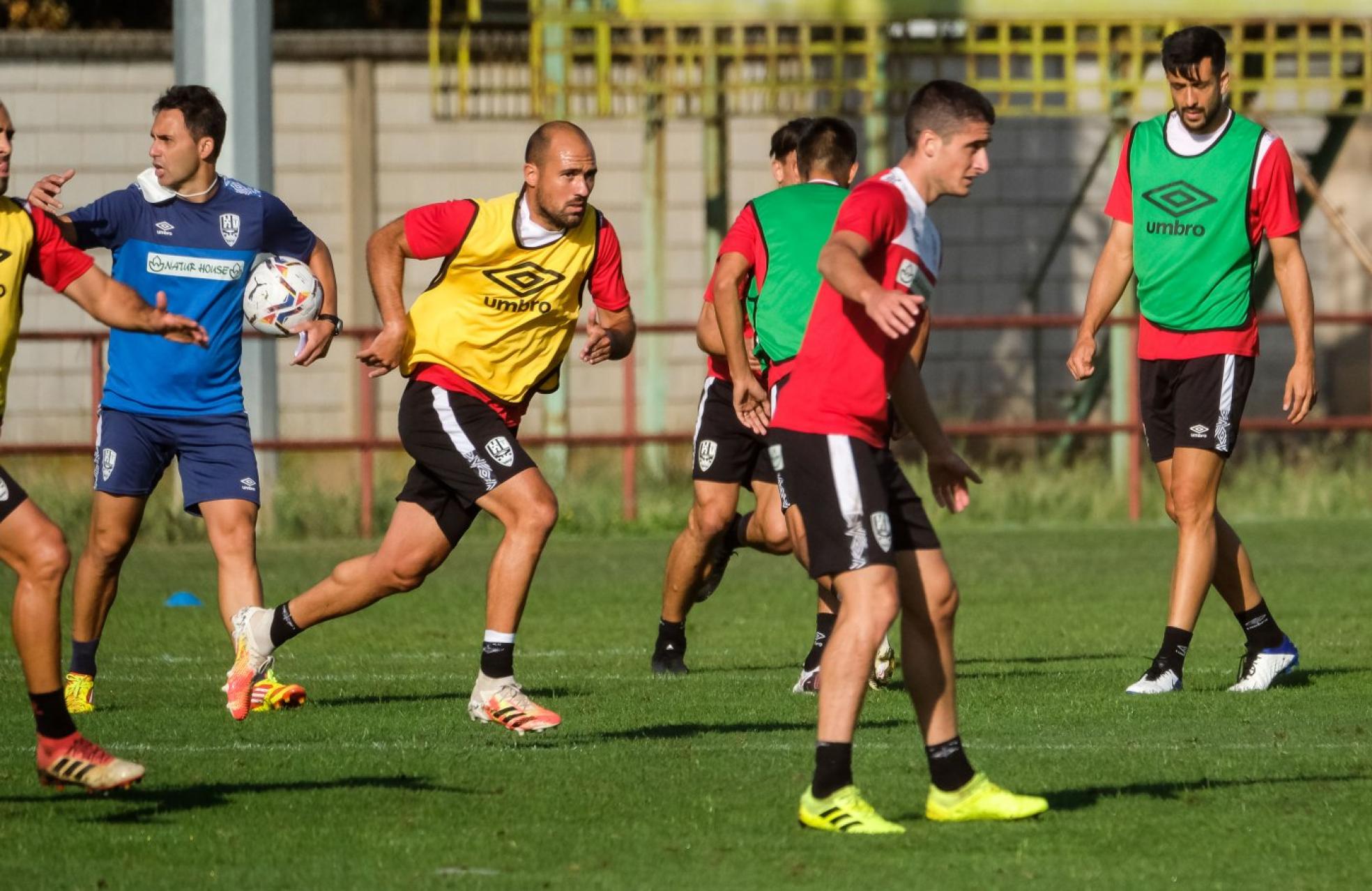 Preparación. Unai Medina corre hacia Olaetxea mientras Sergio Rodríguez da órdenes, ayer.