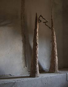 Imagen secundaria 2 - Roberto Pajares &#039;El Pájaro&#039; expone su arte multidisciplinar en Viniegra de Abajo