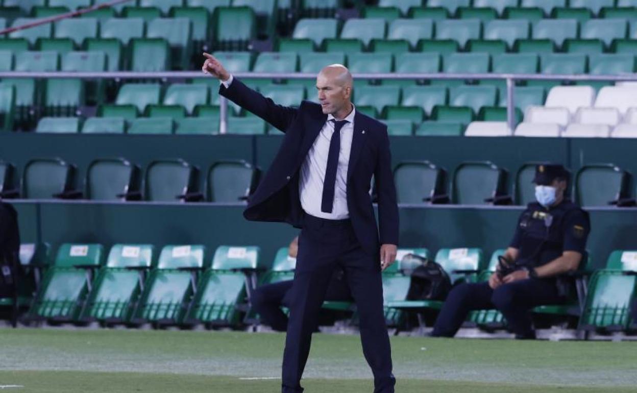 Zidane da instrucciones desde la banda en el Benito Villamarín. 