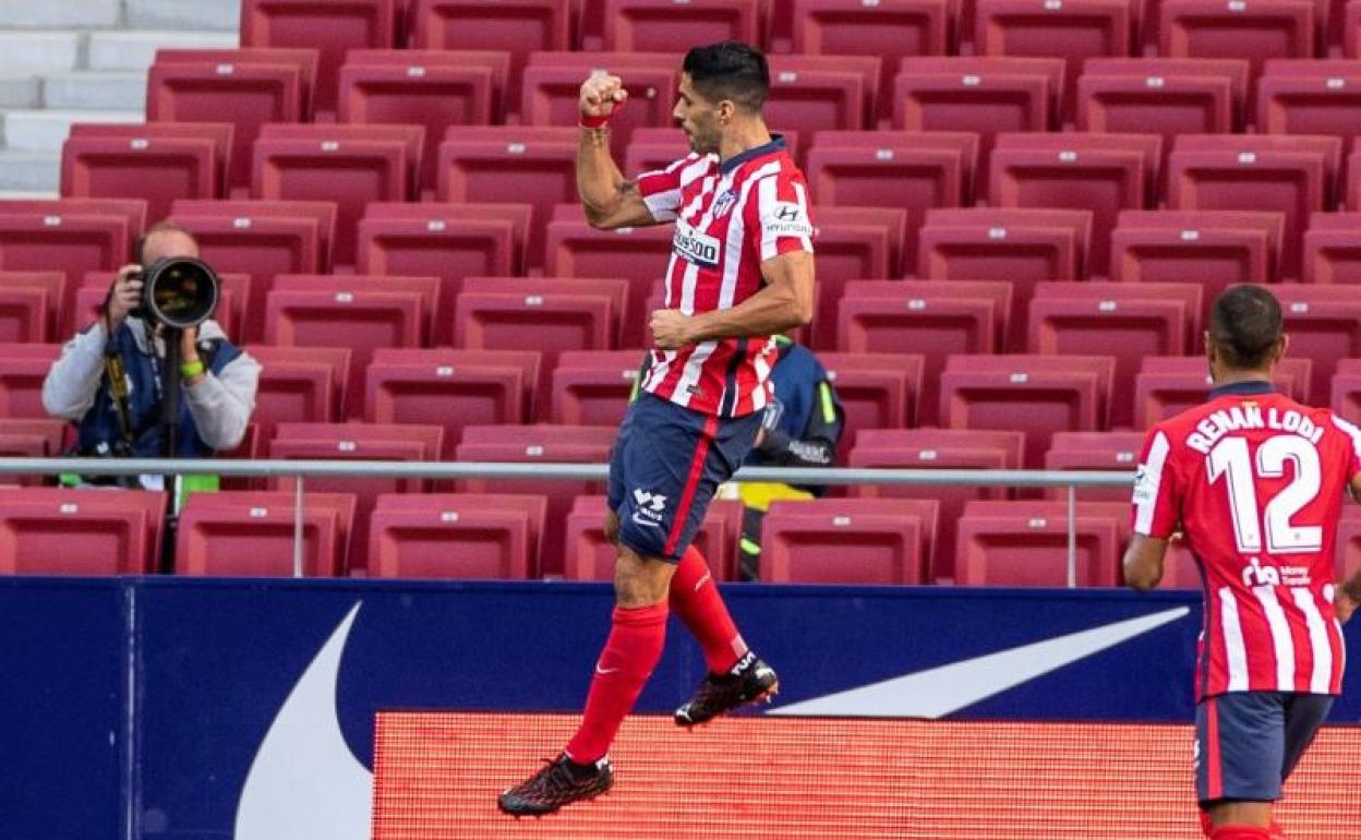 Luis Suárez celebra uno de sus dos goles al Granada.