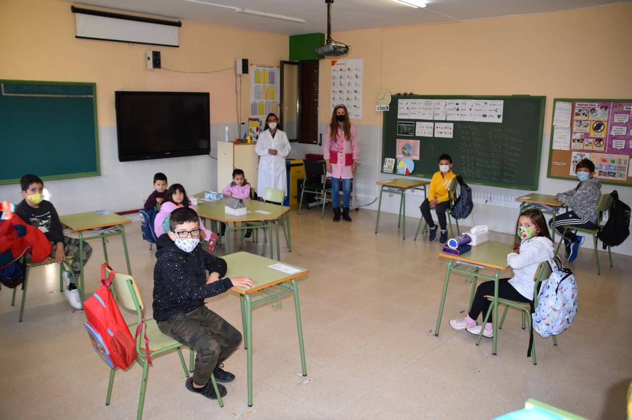 Los alumnos y profesoras del colegio de Cornago, ayer en una de las aulas del centro. 