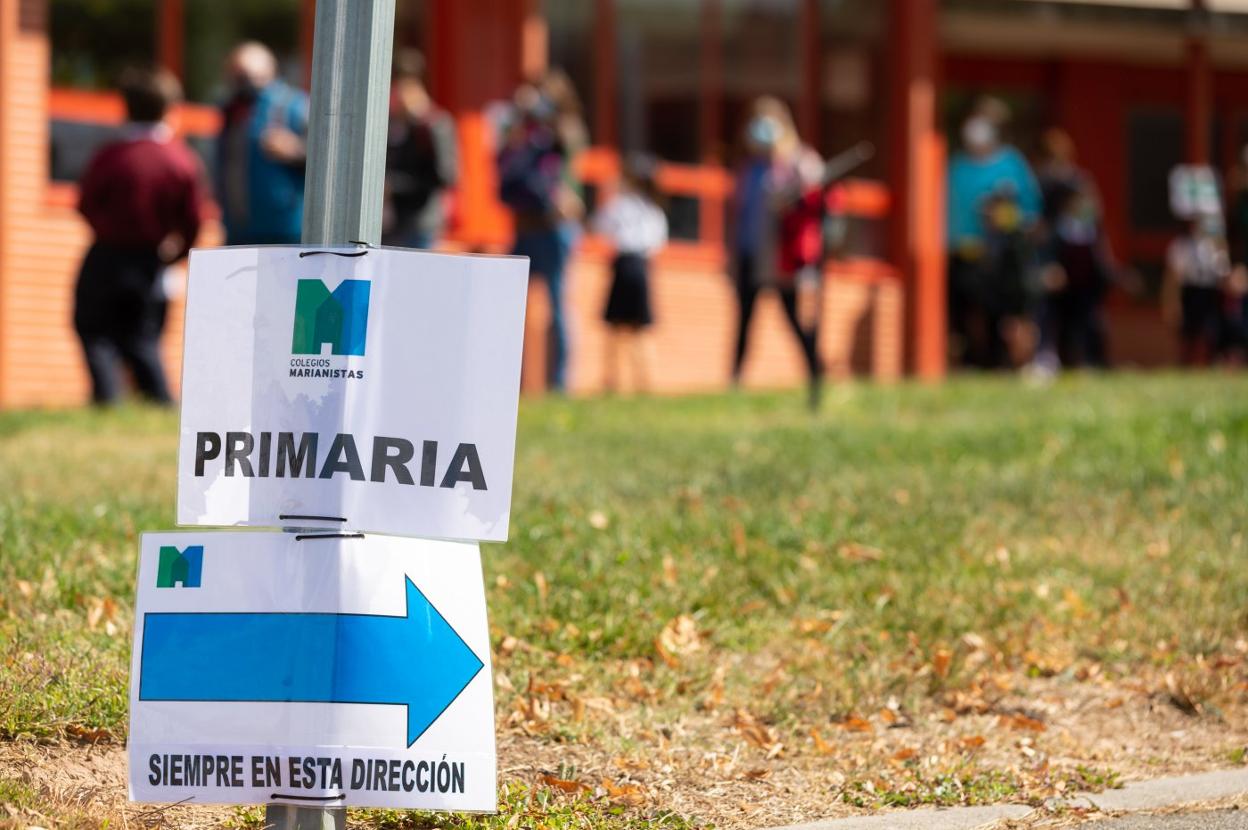 Marianistas, ayer a la hora de la salida de Infantil y Primaria, a las 13.30 h. El jueves se retomará la jornada de mañana y tarde. 