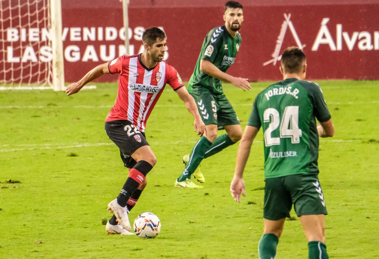 David González 'Roni' conduce el balón en el encuentro del sábado ante el Castellón. 