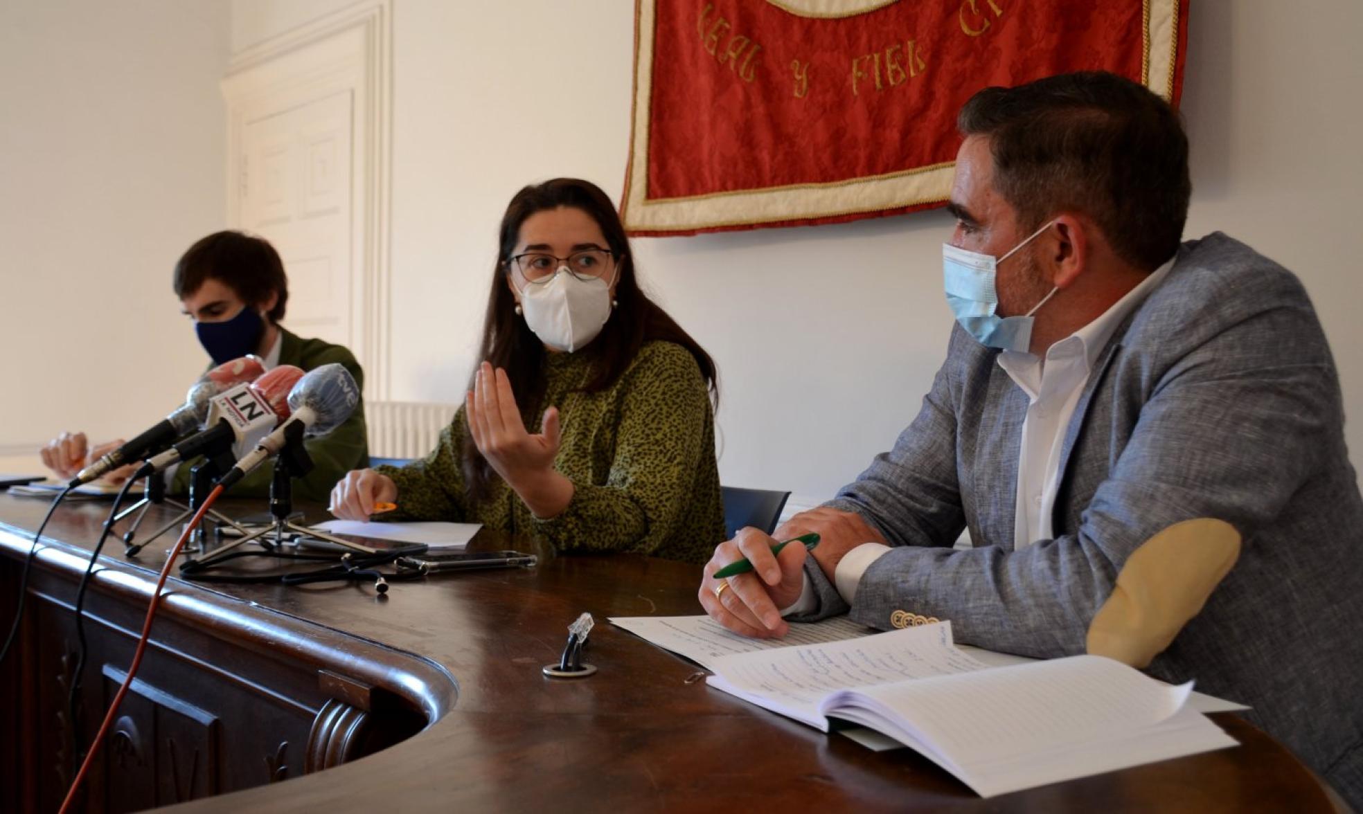 Pello Latasa, Elisa Garrido y Ricardo Velasco, ayer en Calahorra. 