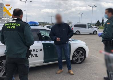 Imagen secundaria 1 - Arriba, al súper, en aislamiento: un ciudadano, denunciado por ir a comprar con síntomas de Covid, tras hacerse la prueba PCR y sin esperar resultados. Abajo, la Guardia Civil tuvo que rescatar en Calahorra a dos chavales, atrapados en el barro y con droga. Abajo a la derecha, 'footing' en confinamiento: Un hombre, detenido por hacer deporte en pleno confinamiento, entre Baños de Ebro y San Vicente.