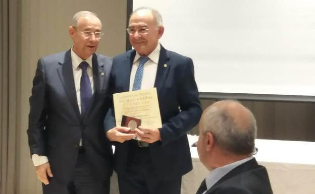 Fernando Herce con la medalla de plata al mérito filatélico del Ministerio de Fomento. 