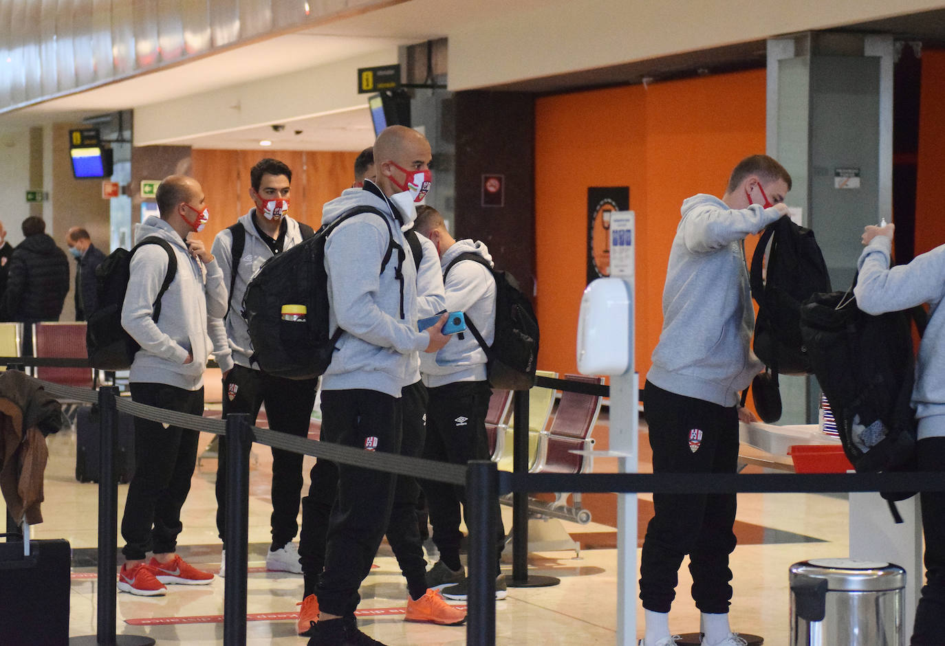 La expedición blanquirroja ha partido esta mañana desde el aeropuerto riojano rumbo a Gran Canaria