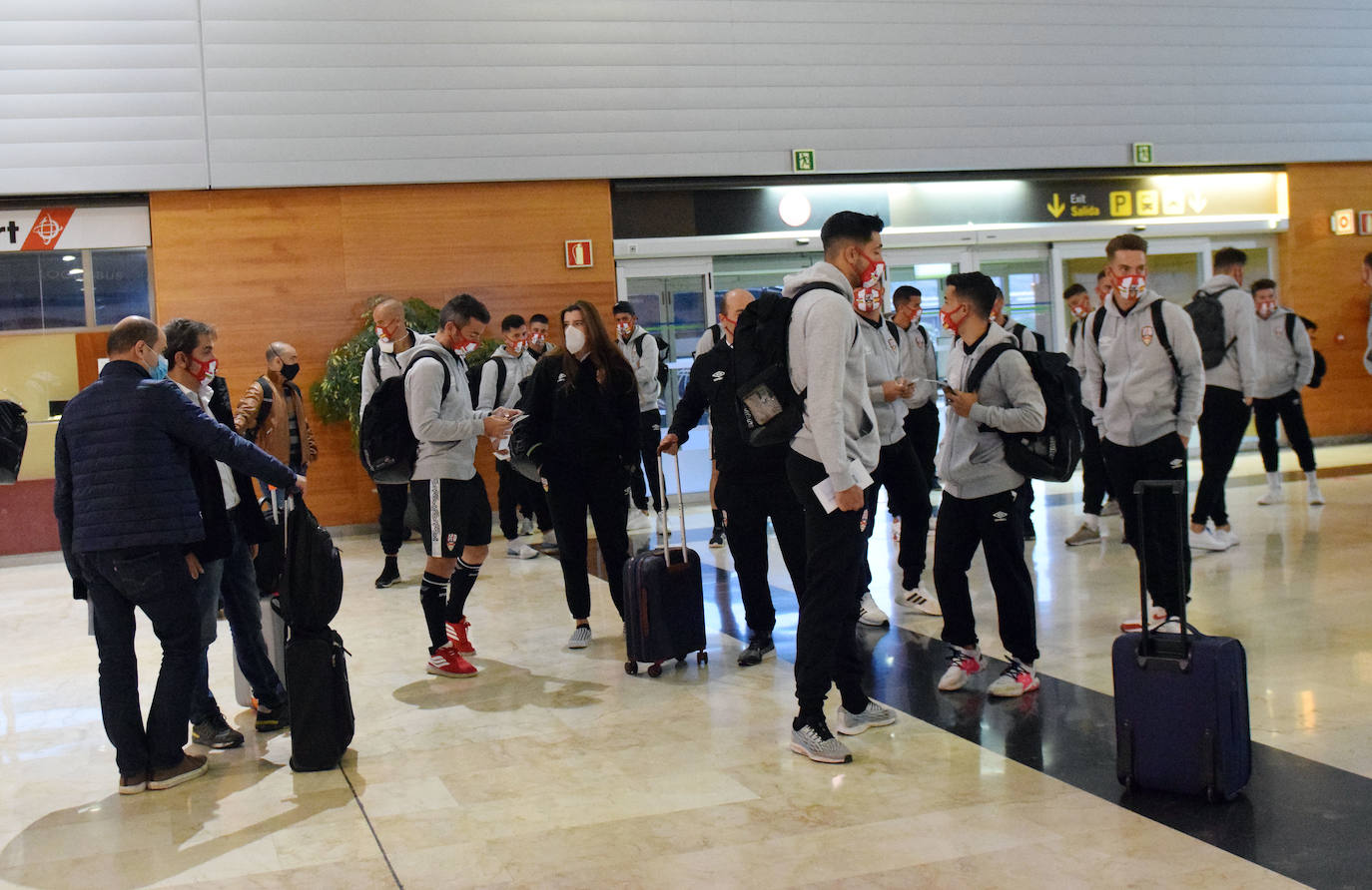 La expedición blanquirroja ha partido esta mañana desde el aeropuerto riojano rumbo a Gran Canaria