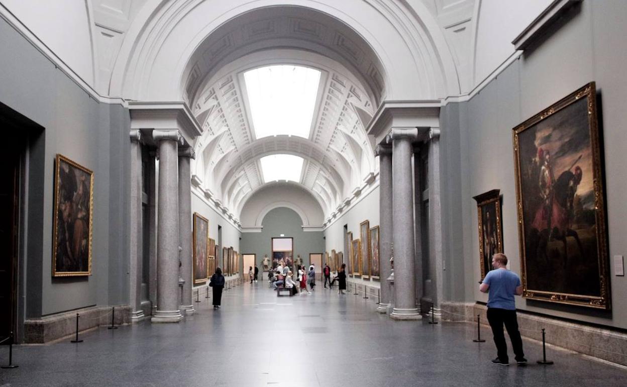 La galería central del Prado, habitualmente llena de gente antes de la pandemia. 