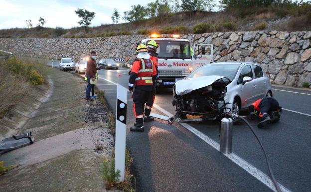 Imagen principal - Nuevo accidente en la N-232: salida de vía en Torremontalbo