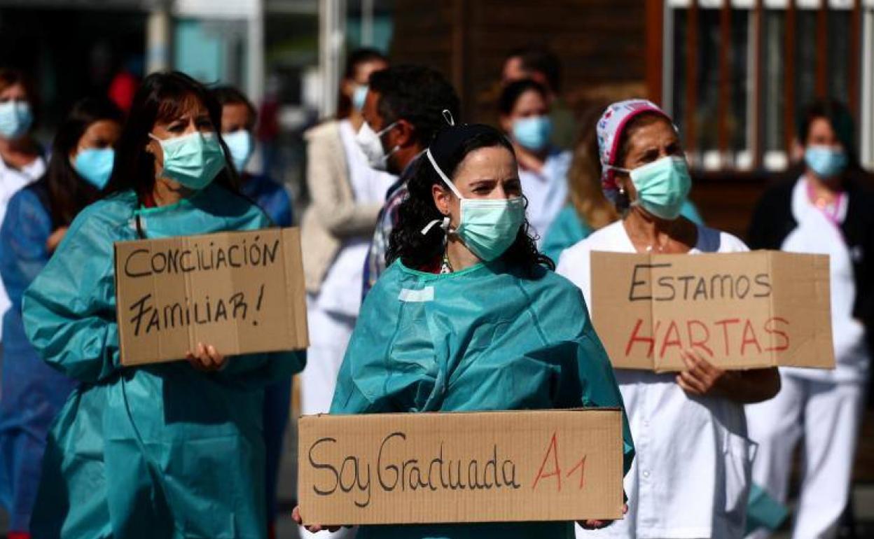 Un grupo de enfermeras protestan frente al Hospital de La Paz, en Madrid.