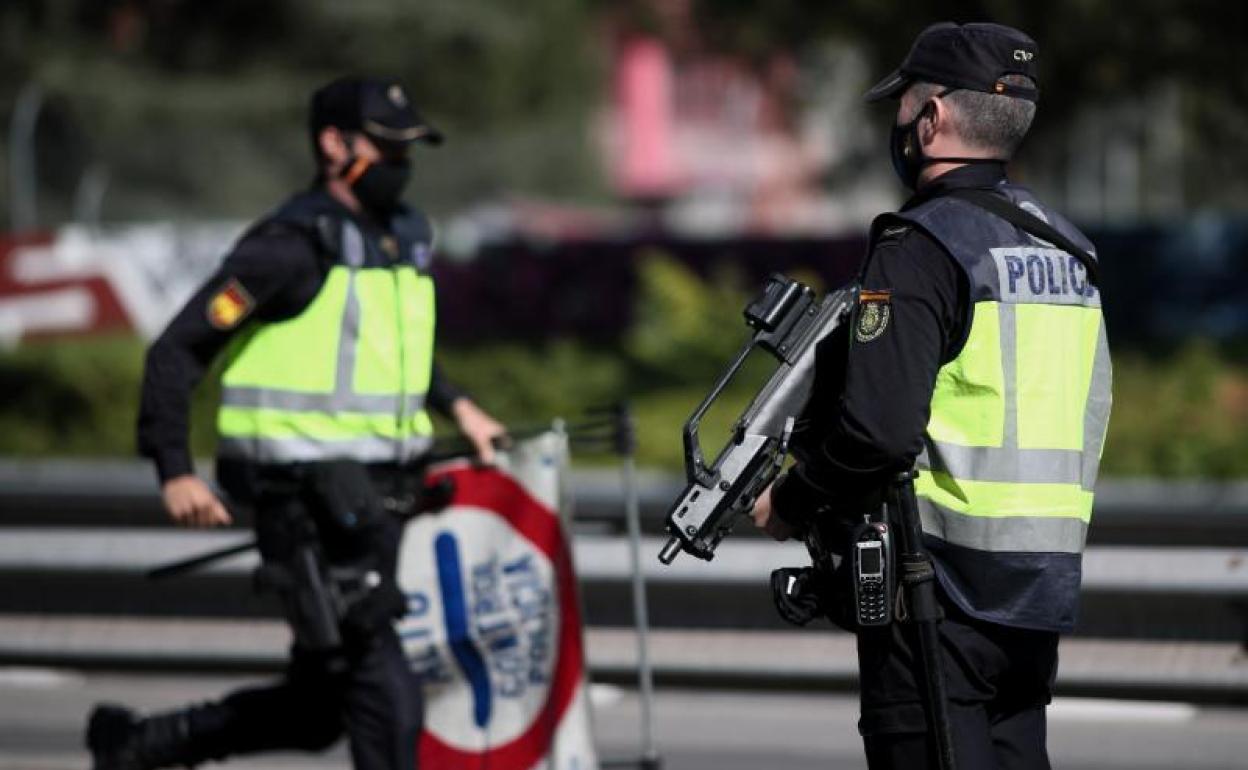 Dos agentes de la Policía Nacional durante un control policial de movilidad en Madrid. 