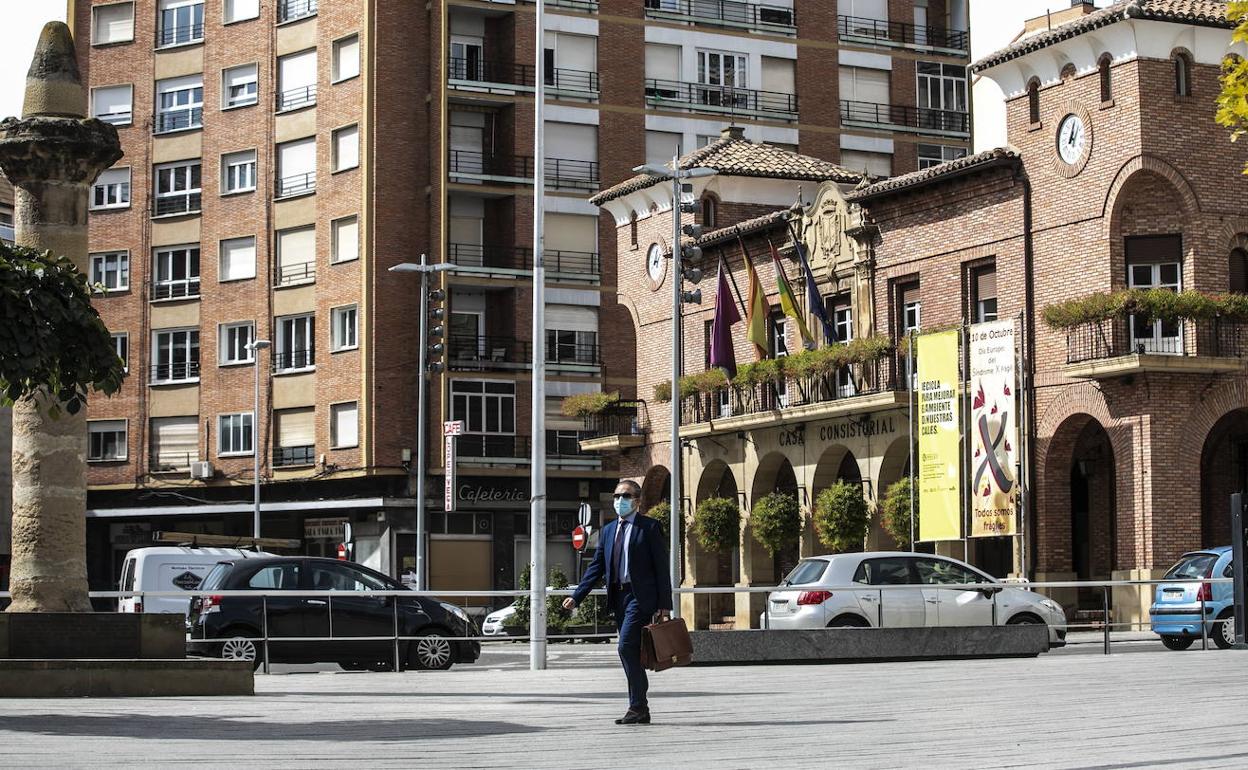 Un transeúnte por las calles de Calahorra. 