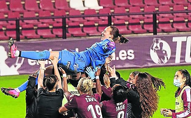 Las logroñesas mantean a Tajonar, vital en la tanda de penaltis. 