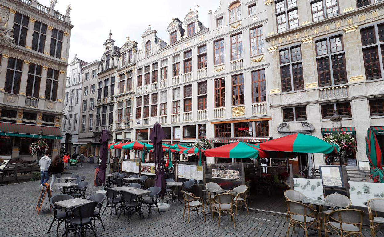 Terrazas vacías en la Grand Place de Bruselas.