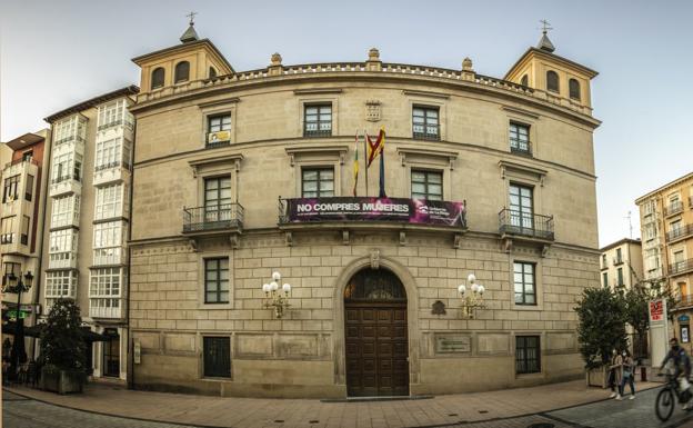 Los grupos parlamentarios piden que el IER recupere el uso del Palacio de los Chapiteles 