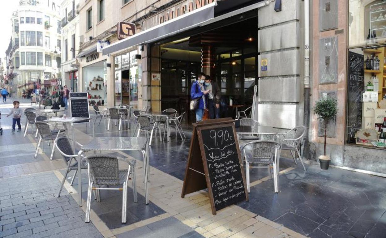 Terraza de un bar vacía en León.