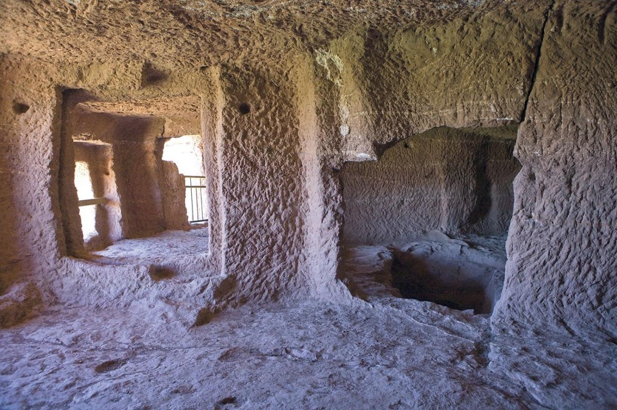 Interior de una de las cuevas del castillo de Nájera. 