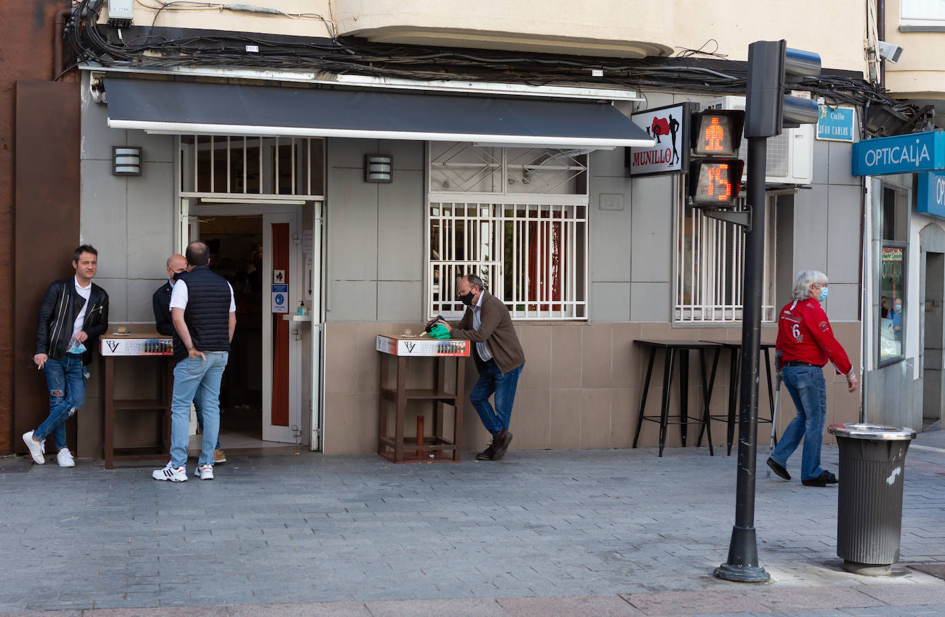 Aunque con cuidado, los ciudadanos vuelven a la normalidad