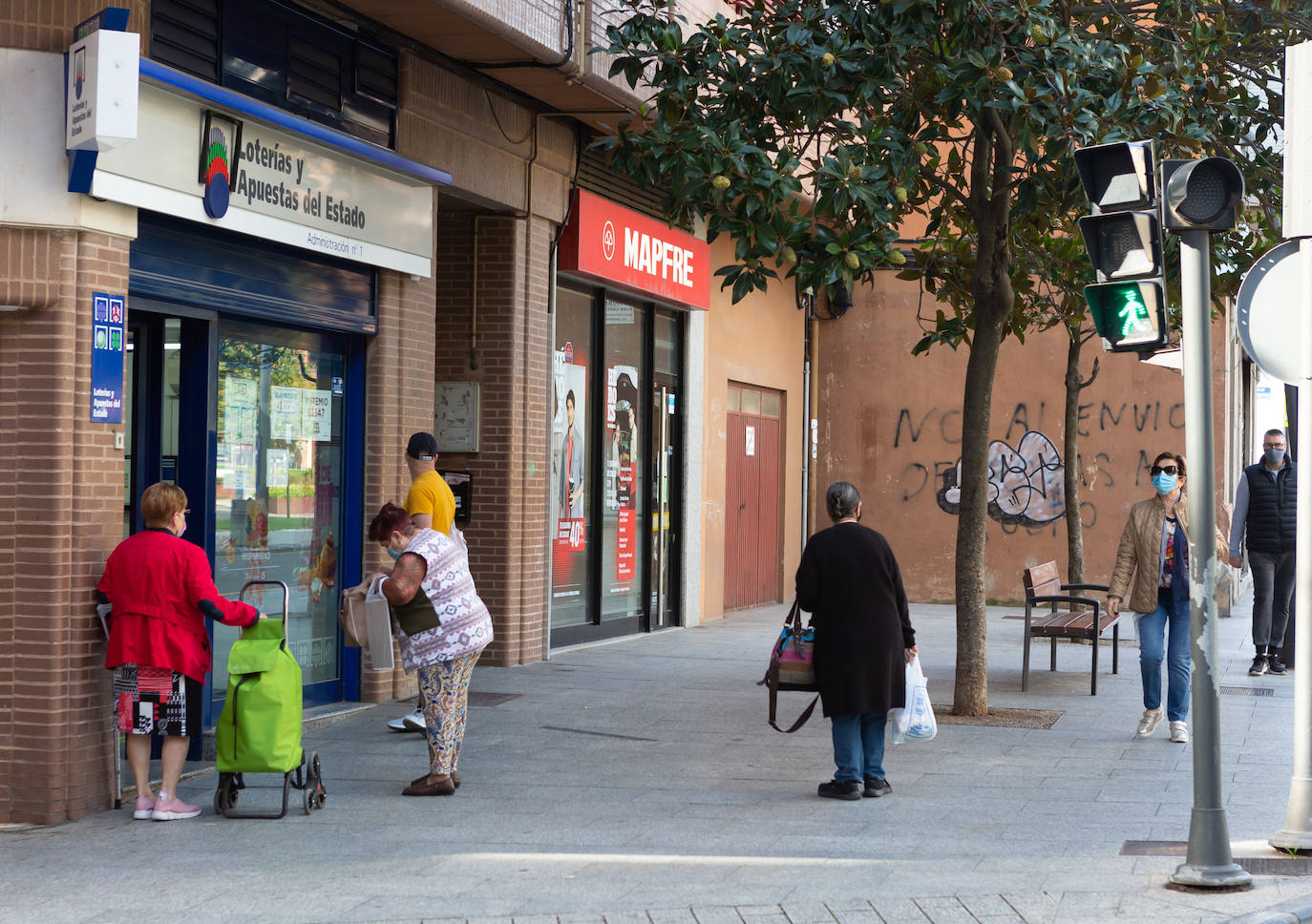 Aunque con cuidado, los ciudadanos vuelven a la normalidad