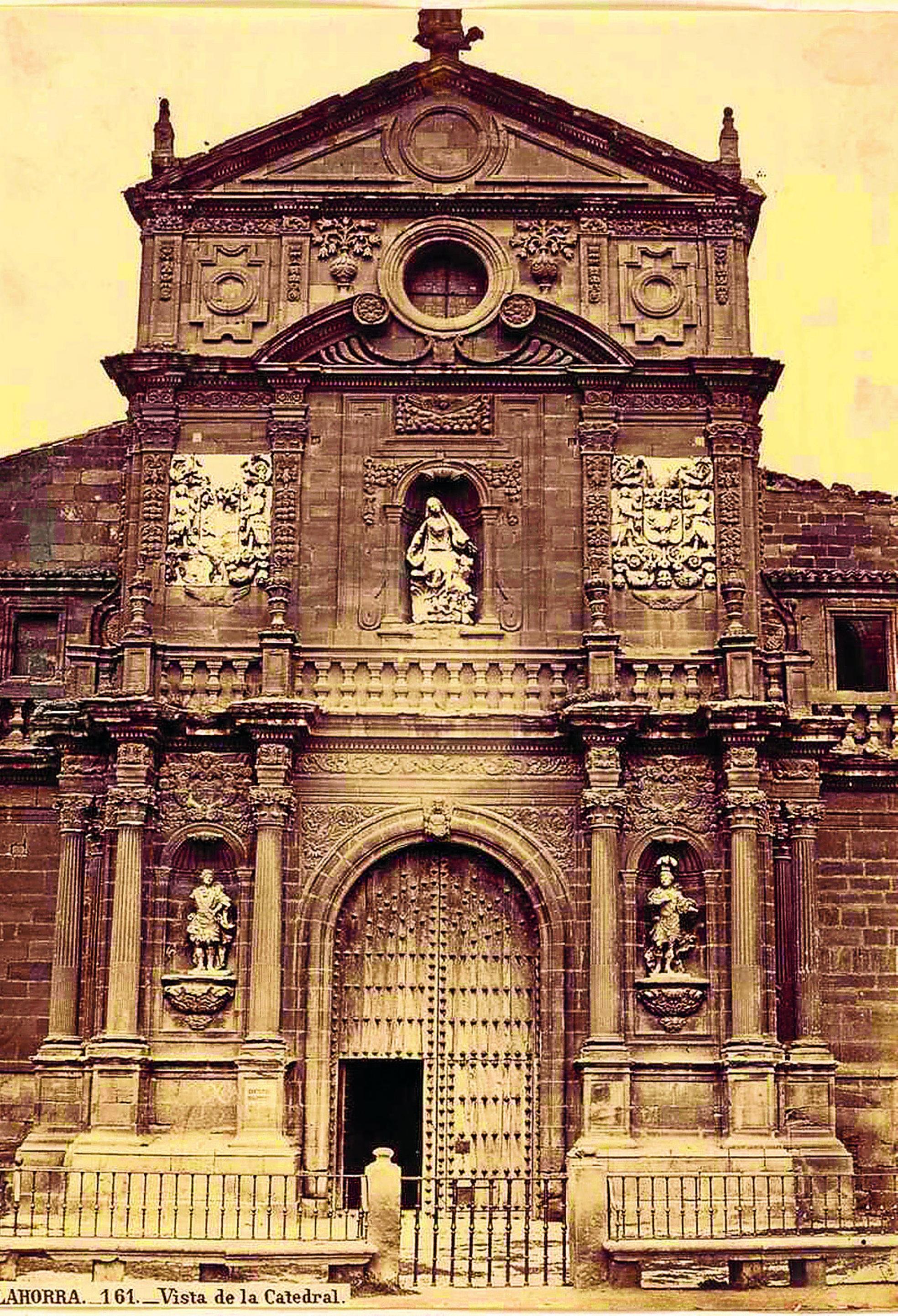 Fachada principal de la catedral de Calahorra, fotografiada por Laurent en 1874. 